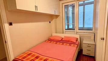 4 bedrooms, iron/ironing board, free WiFi, bed sheets