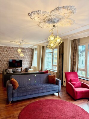 Smart TV, books - Spacious 4-bedroom apartment in central İstanbul close to metro line (İstanbul)