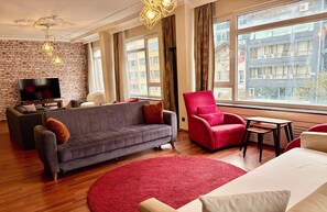 Smart TV, books - Spacious 4-bedroom apartment in central İstanbul close to metro line (İstanbul)