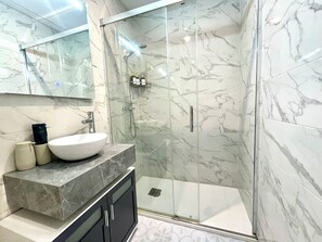 Shower, hair dryer, towels, soap - Stylish Studio by M. Zambrano Train St, 15' walk to beach & city center (Málaga)