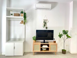Smart TV - Stylish Studio by M. Zambrano Train St, 15' walk to beach & city center (Málaga)