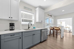 Fridge, microwave, oven, stovetop - Newly remodeled 3-bedroom waterfront home in amazing Hernando Beach (Hernando Beach)
