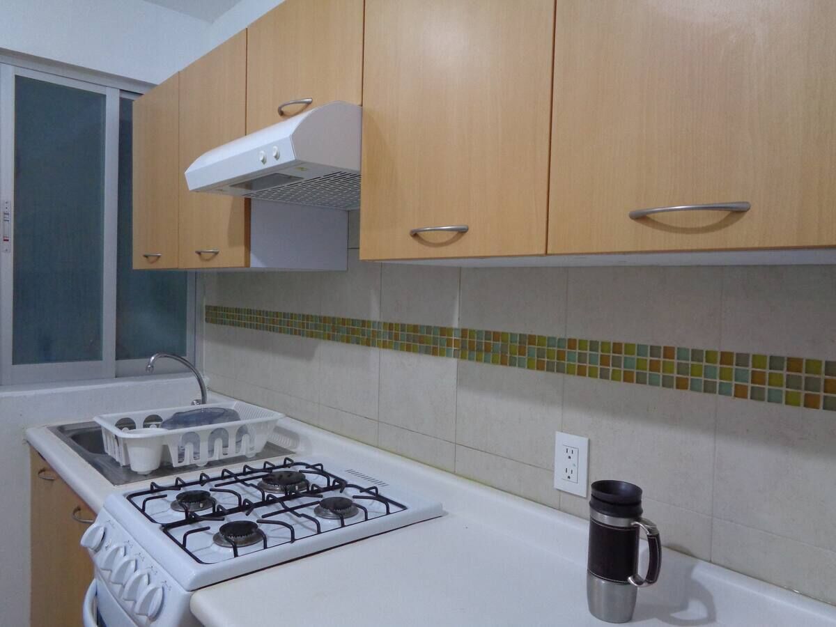 Kühlschrank, Mikrowelle, Wasserkocher mit Kaffee-/Teezubehör