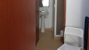A bathroom with a white sink, a mirror, and a shower area. - CDMX Alamos : World Cup 2026 : 3 Rec 6p : Downtown, Roma, GNP Stadium (Ciudad de México)