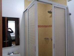 Dusche, Handtücher, Seife, Shampoo