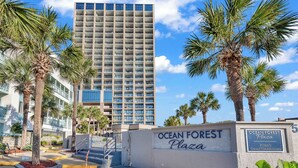 Une entrée fermée par un portail donne accès à Ocean Forest Plaza, et une plaque indique qu’il s’agit d’une copropriété privée.