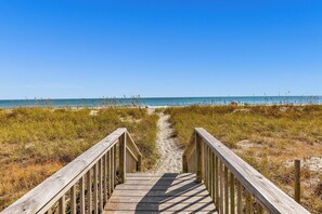 On the beach - Newly Renovated Luxury Oceanfront 15th‑Floor Condo Only Steps from Beach (Myrtle Beach)