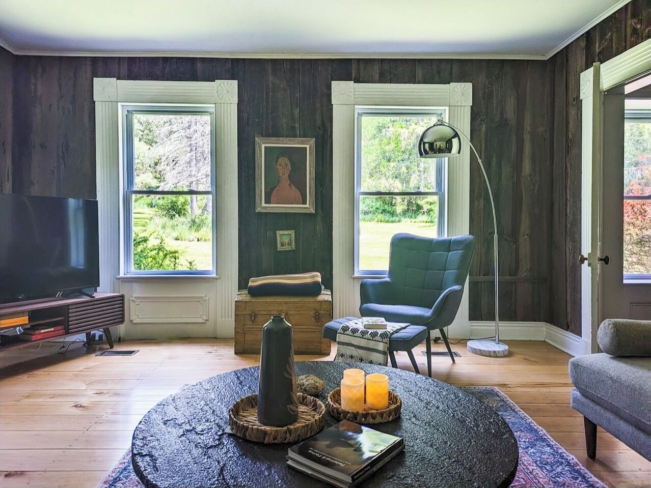 Una Smart TV, una chimenea, libros