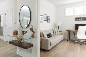 Smart-TV, Kamin, Tischtennisplatte, Bücher