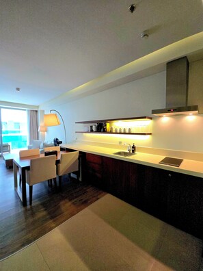 Microwave, oven - A La Carte Da Nang 2-bedroom Sea View Apartment - Beach Front (Đà Nẵng)