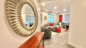 Apartamento superluxo, 3 quartos, vista para a cidade | Área de estar | TV