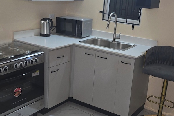 Geladeira, micro-ondas, cooktop, chaleira elétrica