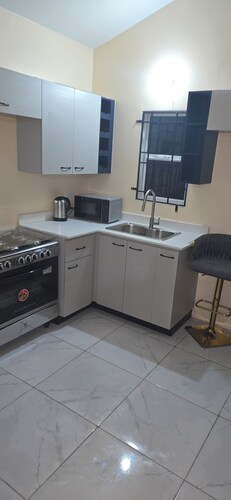 Cozy 1-bedroom house in Phoenix Park. Enjoy this cozy 1 bed, 1 bath with Ac.