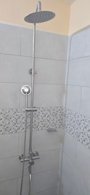 Towels, soap, toilet paper - Cozy 1-bedroom house in Phoenix Park. Enjoy this cozy 1 bed, 1 bath with Ac. (Portmore)