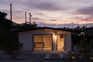 Exterior - @ Marbella Lane - Moon Designer Home close to JTNP (Joshua Tree)