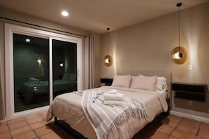 3 habitaciones, escritorio, tabla de planchar con plancha y wifi