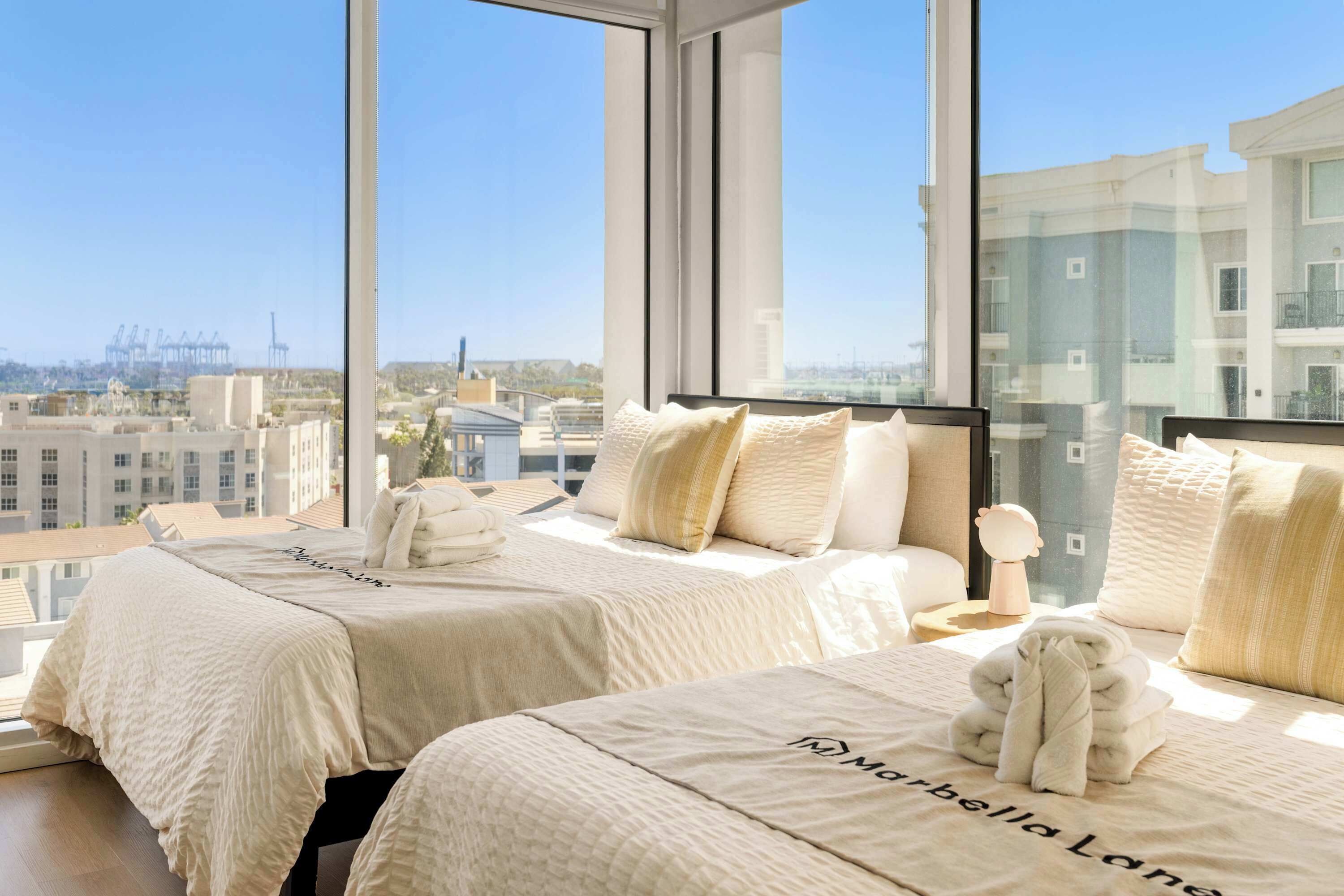 Bureau, fer et planche à repasser, Wi-Fi, draps fournis