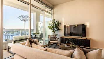 Una televisión, una oficina