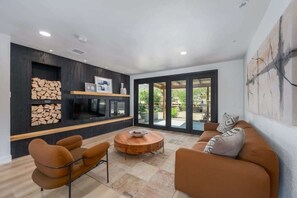 TV, fireplace - Marbella Lane - The Wine Mine Desert Escape (Joshua Tree)