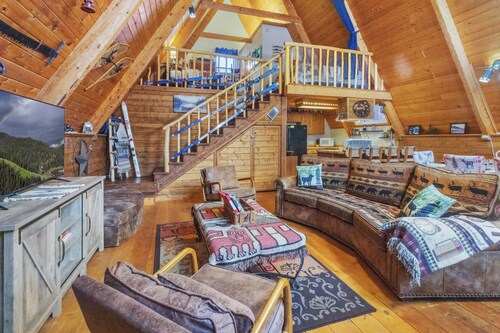 New Listing! Ski In Ski Out! "HH Creeks Legacy" Updated Cabin-In Town-Close to Copper Chairlift