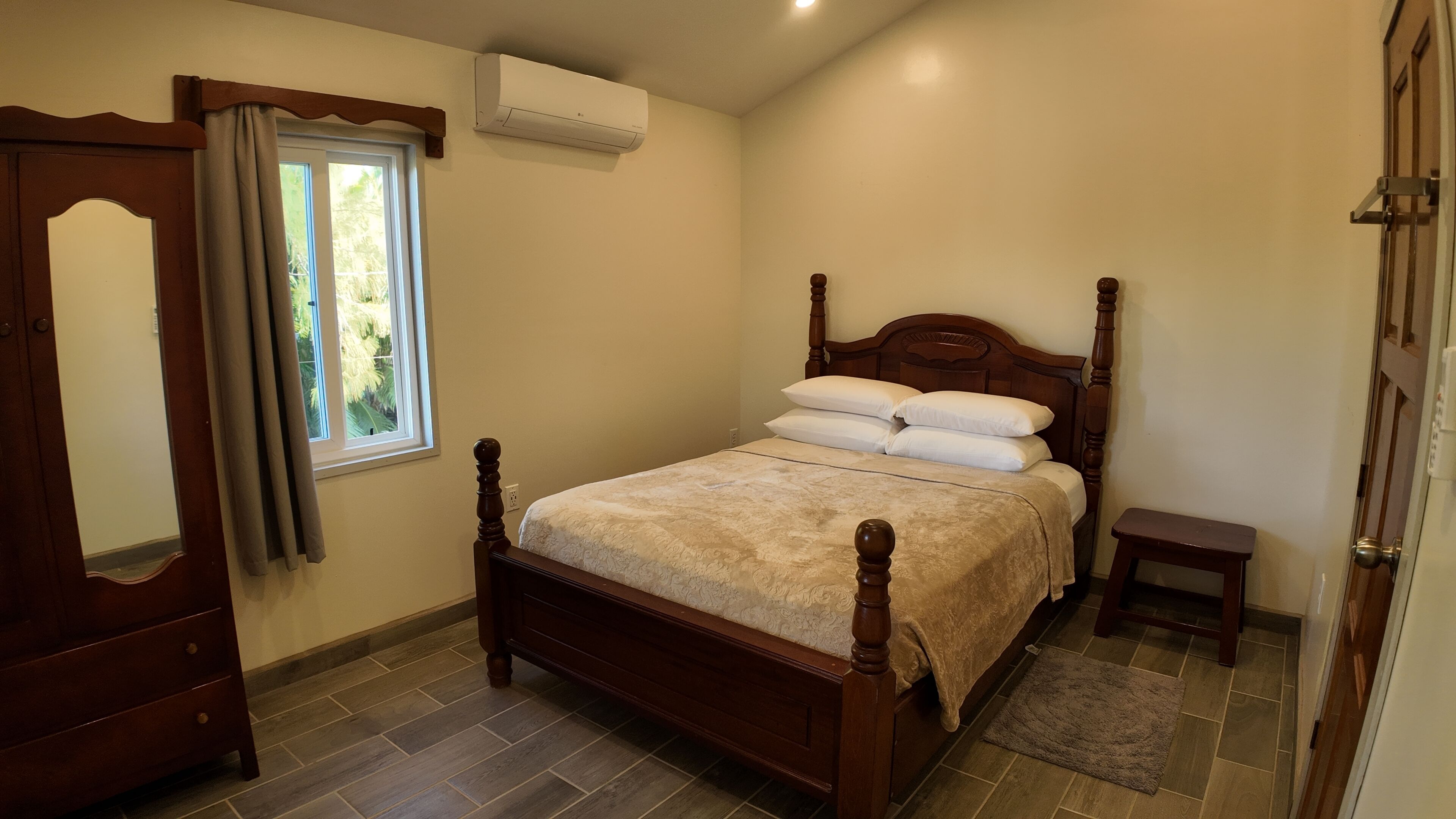 Appartement, balkon, uitzicht op zee | Een kluis op de kamer, verduisterende gordijnen