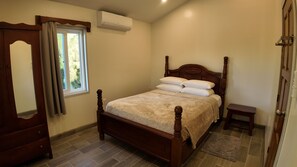 Appartamento, balcone, vista oceano | Una cassaforte in camera, tende oscuranti, ferro/asse da stiro