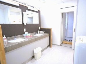 經濟四人房, 城市景觀 | 浴室