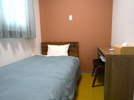 Escritorio, wifi gratis y ropa de cama