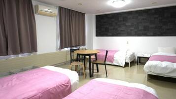 غرفة اقتصادية رباعية - منظر للمدينة | مكتب وواي فاي مجانًا وملاءات أسرّة