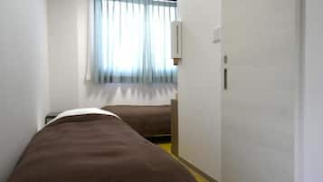 Habitación estándar con 2 camas individuales, vistas a la ciudad | Escritorio, wifi gratis, ropa de cama