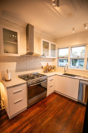 Private kitchen - 5 min to the beach! Family-friendly 3-bedroom house (Halls Head)