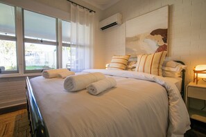 3 bedrooms, iron/ironing board, Internet, bed sheets - 5 min to the beach! Family-friendly 3-bedroom house (Halls Head)