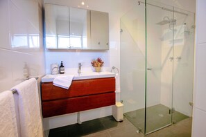 Shower, hair dryer, towels, soap - 5 min to the beach! Family-friendly 3-bedroom house (Halls Head)