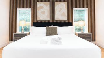 Tabla de planchar con plancha, wifi gratis y ropa de cama