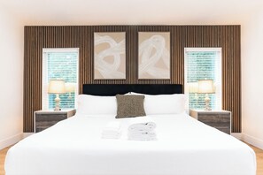 Tabla de planchar con plancha, wifi gratis y ropa de cama 