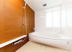 Phòng đôi | Phòng tắm | Bồn tắm và buồng tắm vòi sen riêng, đồ dùng nhà tắm miễn phí 