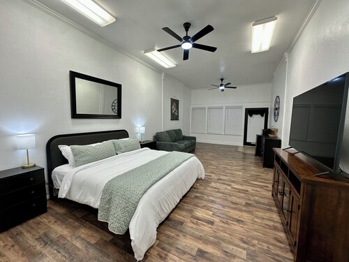 60th & Main-beautifully remodeled historic studio located in downtown Malad