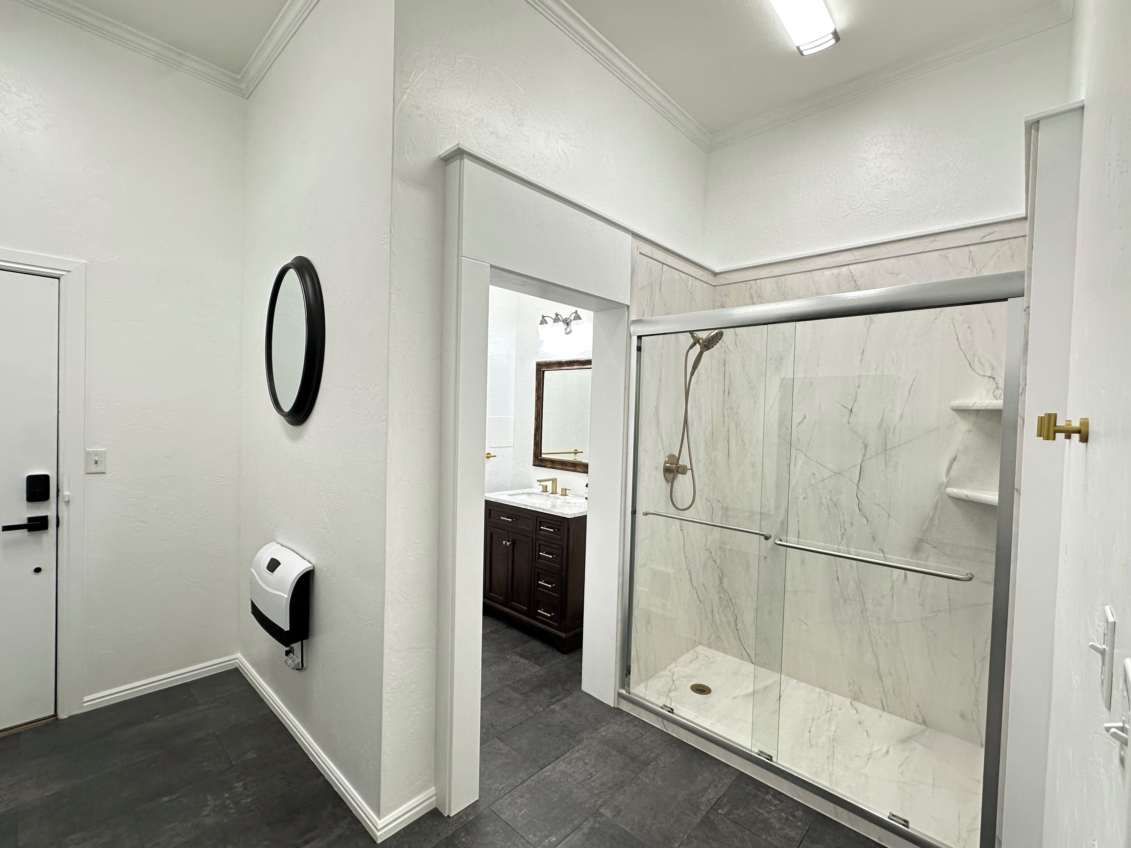 Chuveiro, secador de cabelo, toalhas de banho, sabonete