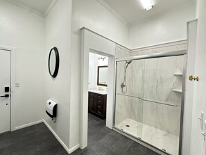 Chuveiro, secador de cabelo, toalhas de banho, sabonete