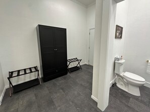 Douche, sèche-cheveux, serviettes fournies, savon