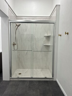 Een douche, een haardroger, handdoeken, zeep