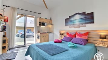 Tabla de planchar con plancha, wifi gratis y ropa de cama