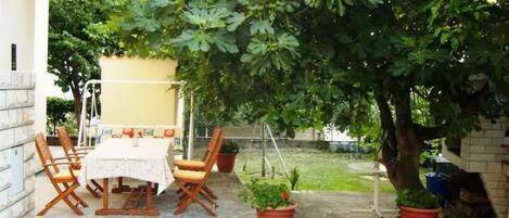 تناول الطعام بالخارج