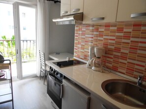 Fridge, oven, cookware/dishes/utensils - Studio mit Balkon für zwei Personen by Interhome (Podstrana)