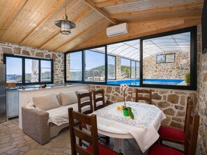 Dining - Schöne Steinvilla Divino mit Pool und Ausblick by Interhome (Split/Žrnovnica)