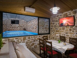 Dining - Schöne Steinvilla Divino mit Pool und Ausblick by Interhome (Split/Žrnovnica)