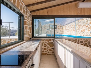 Fridge, dishwasher, cookware/dishes/utensils - Charmantes Steinhaus mit tollem Panoramablick by Interhome (Split/Žrnovnica)