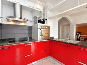Fridge, microwave, oven, dishwasher - "Red" mit Blick auf das Wasser by Interhome (Kaštel Gomilica)