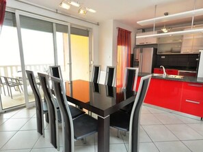 Dining - "Red" mit Blick auf das Wasser by Interhome (Kaštel Gomilica)