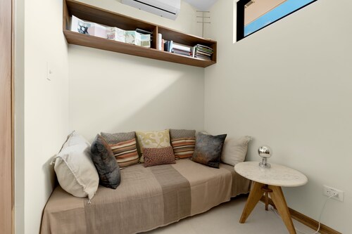 New designer 4-bedroom house with stunning ocean views . House mom included